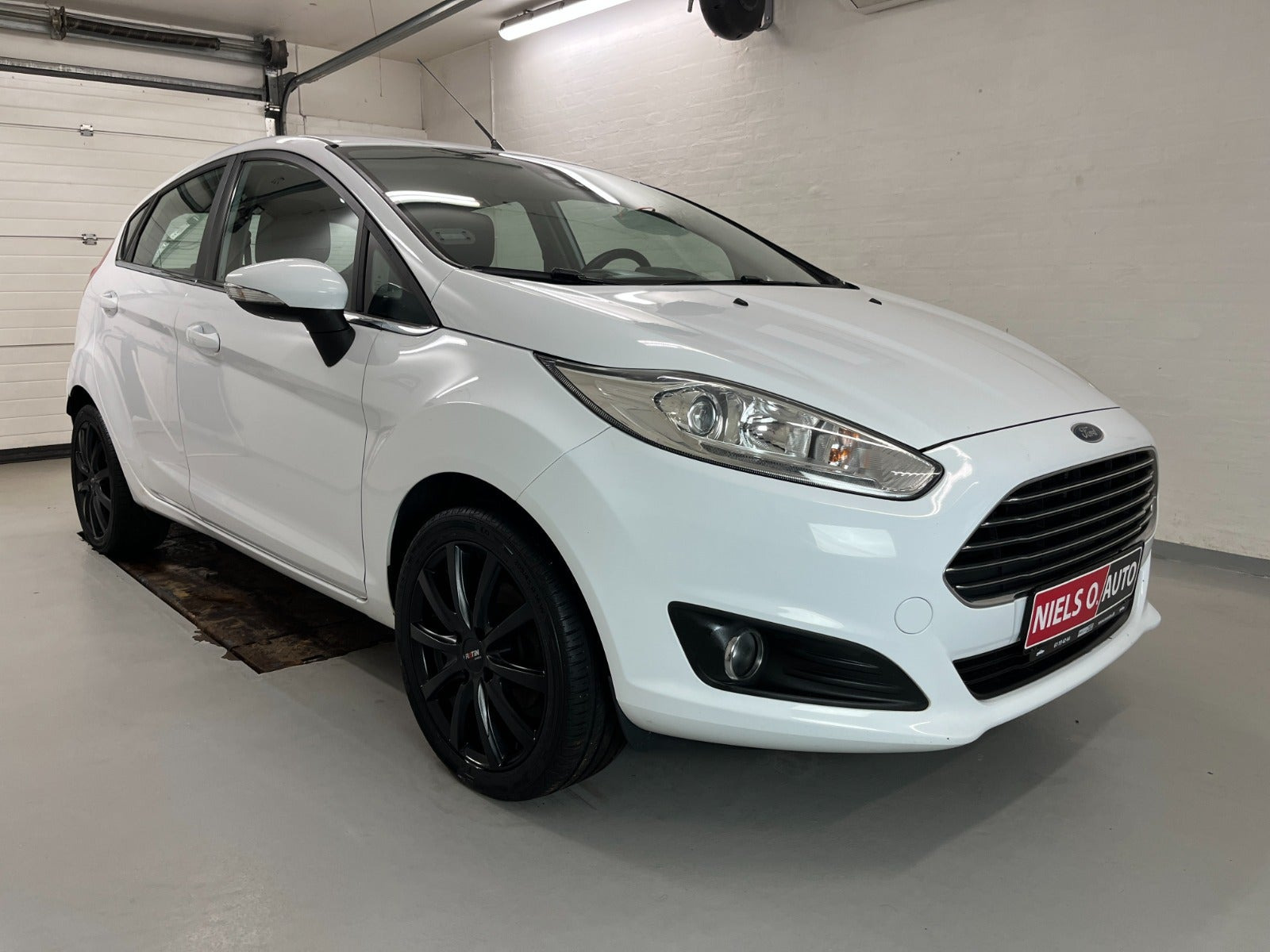 Hvid Ford Fiesta fra 2013