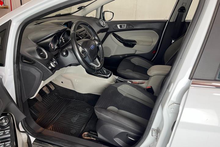 Hvid Ford Fiesta fra 2013