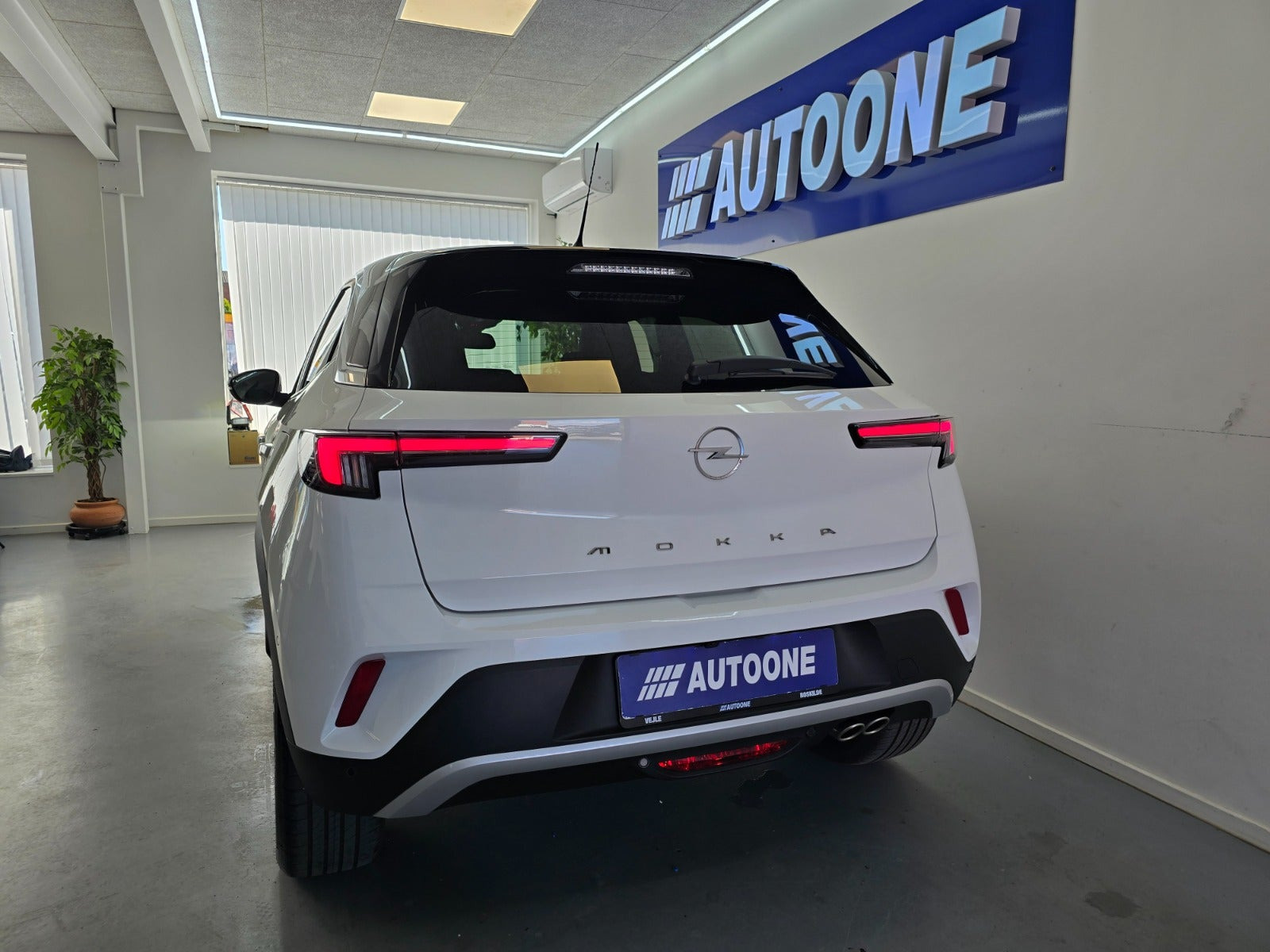 Hvid Opel Mokka fra 2023