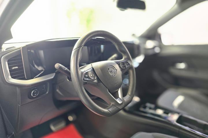 Hvid Opel Mokka fra 2023