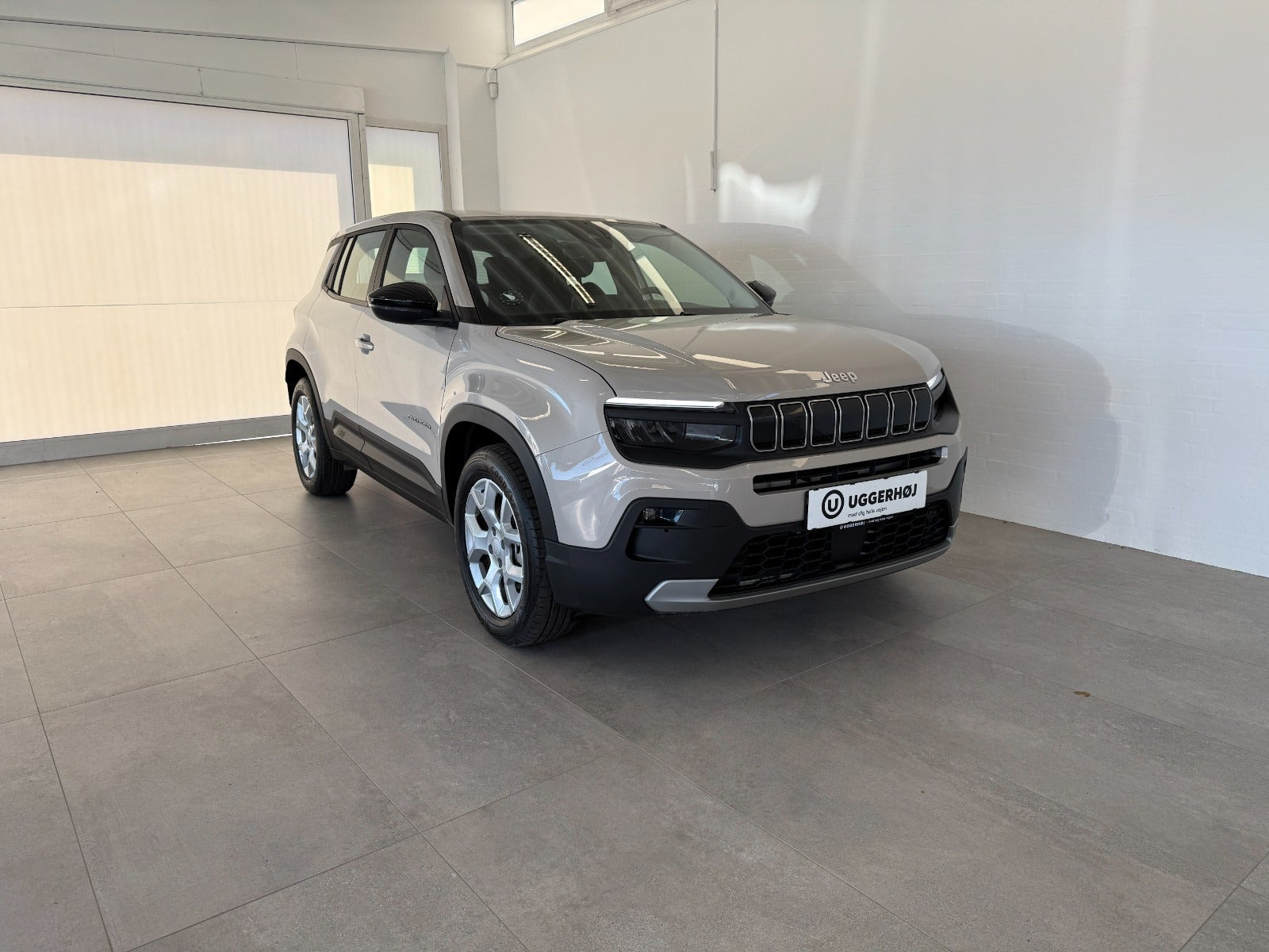 Beige Jeep Avenger fra 2025