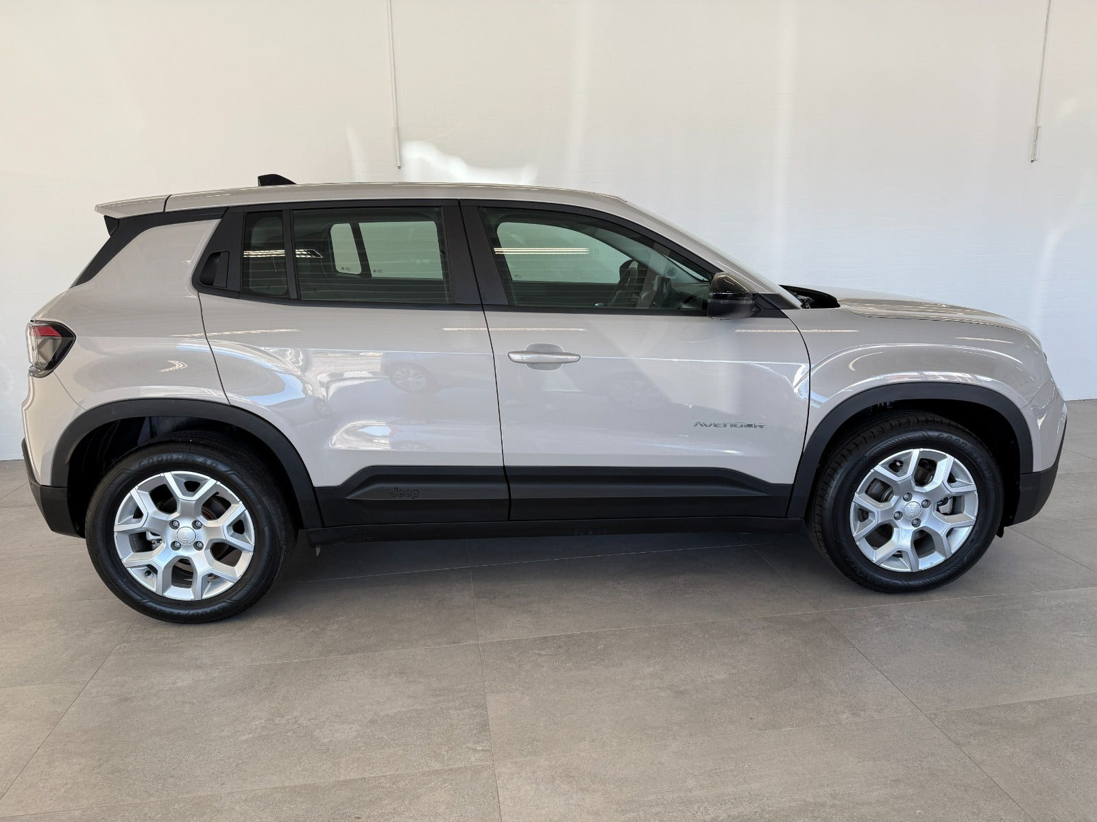 Beige Jeep Avenger fra 2025