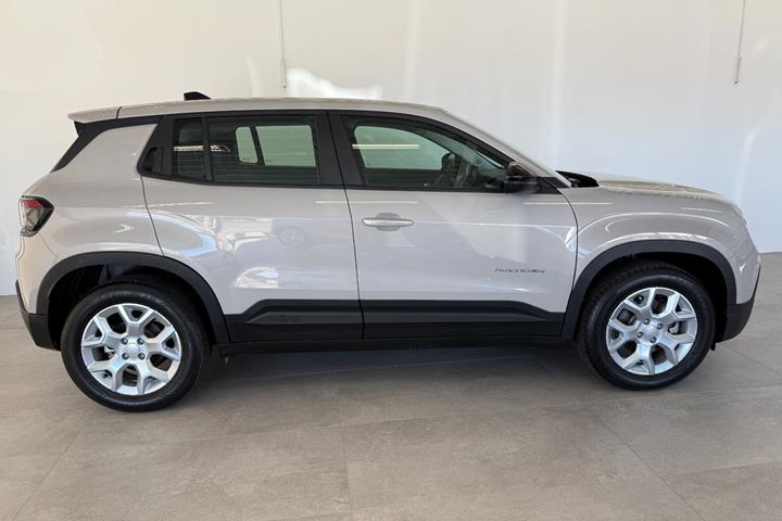 Beige Jeep Avenger fra 2025