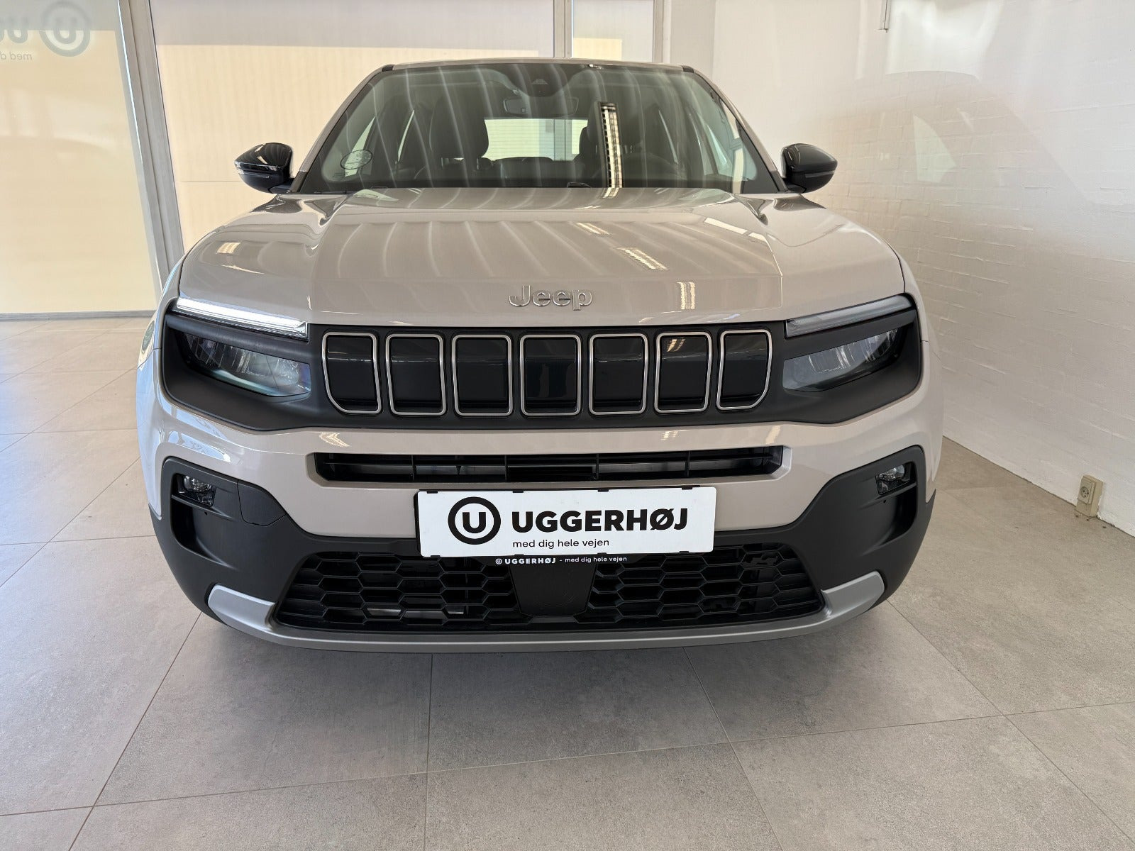Beige Jeep Avenger fra 2025