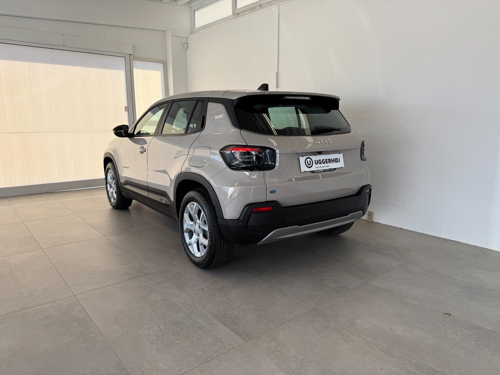 Beige Jeep Avenger fra 2025
