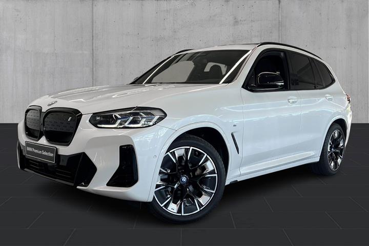 Hvid BMW iX3 fra 2022 set udefra