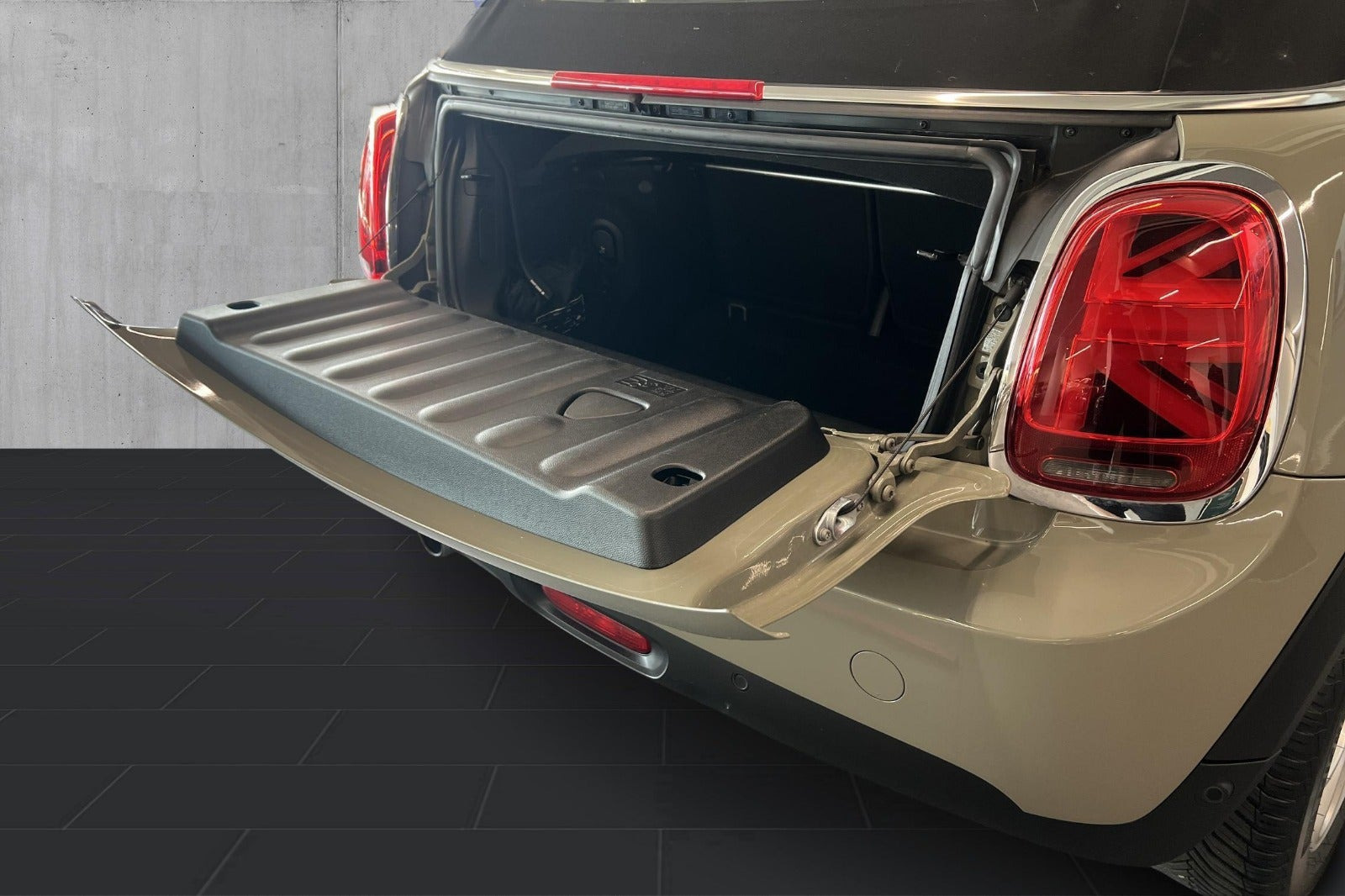 Grå Mini Cooper fra 2018