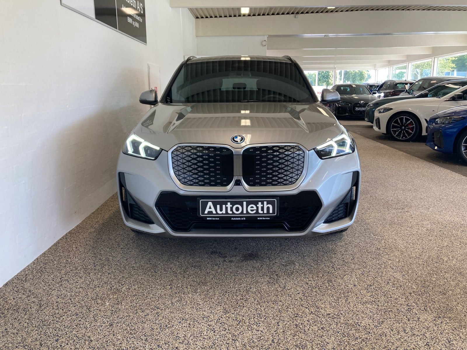 Sølv BMW iX1 fra 2025