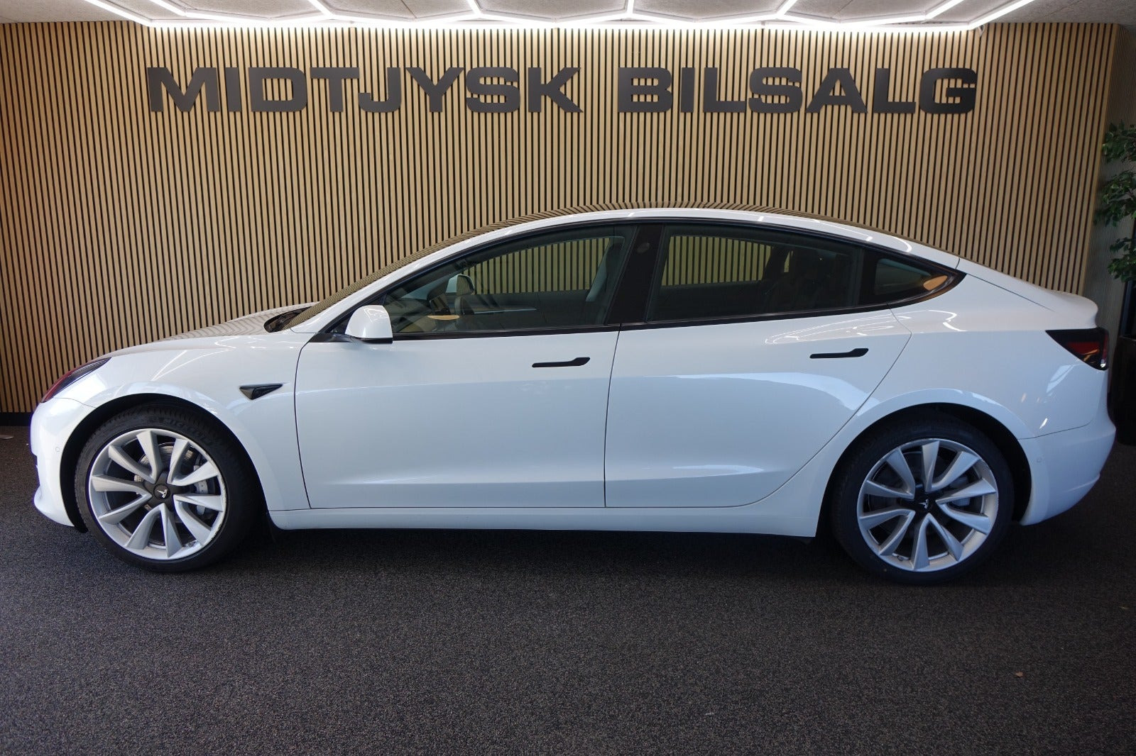 Hvid Tesla Model 3 fra 2023