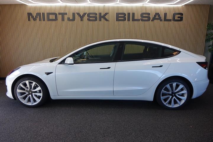 Hvid Tesla Model 3 fra 2023