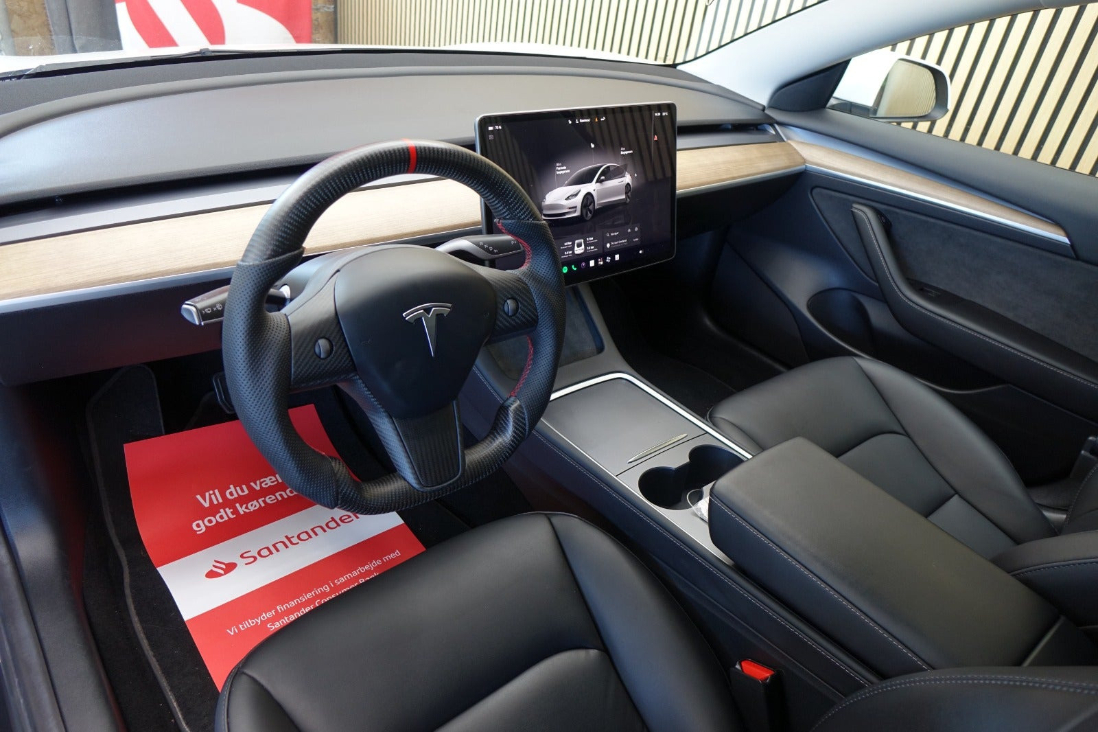 Hvid Tesla Model 3 fra 2023