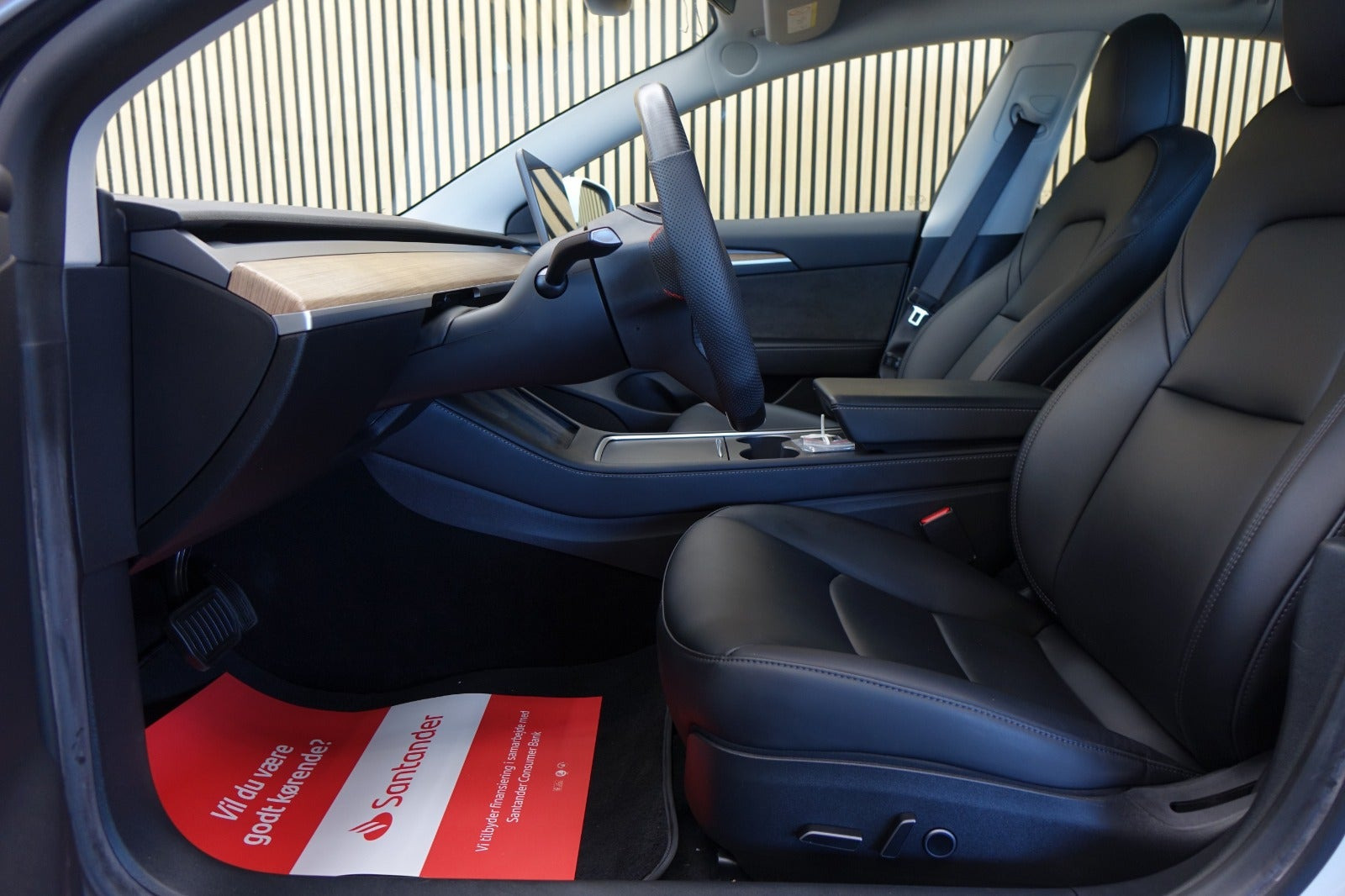 Hvid Tesla Model 3 fra 2023