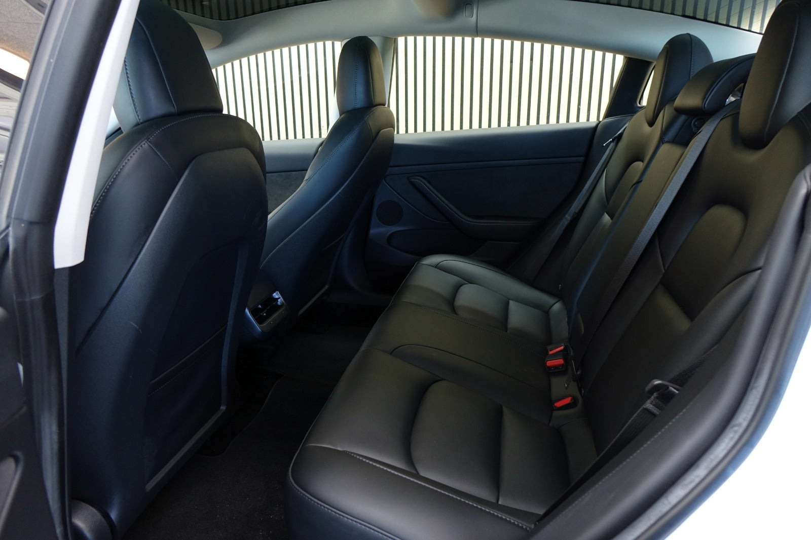 Hvid Tesla Model 3 fra 2023