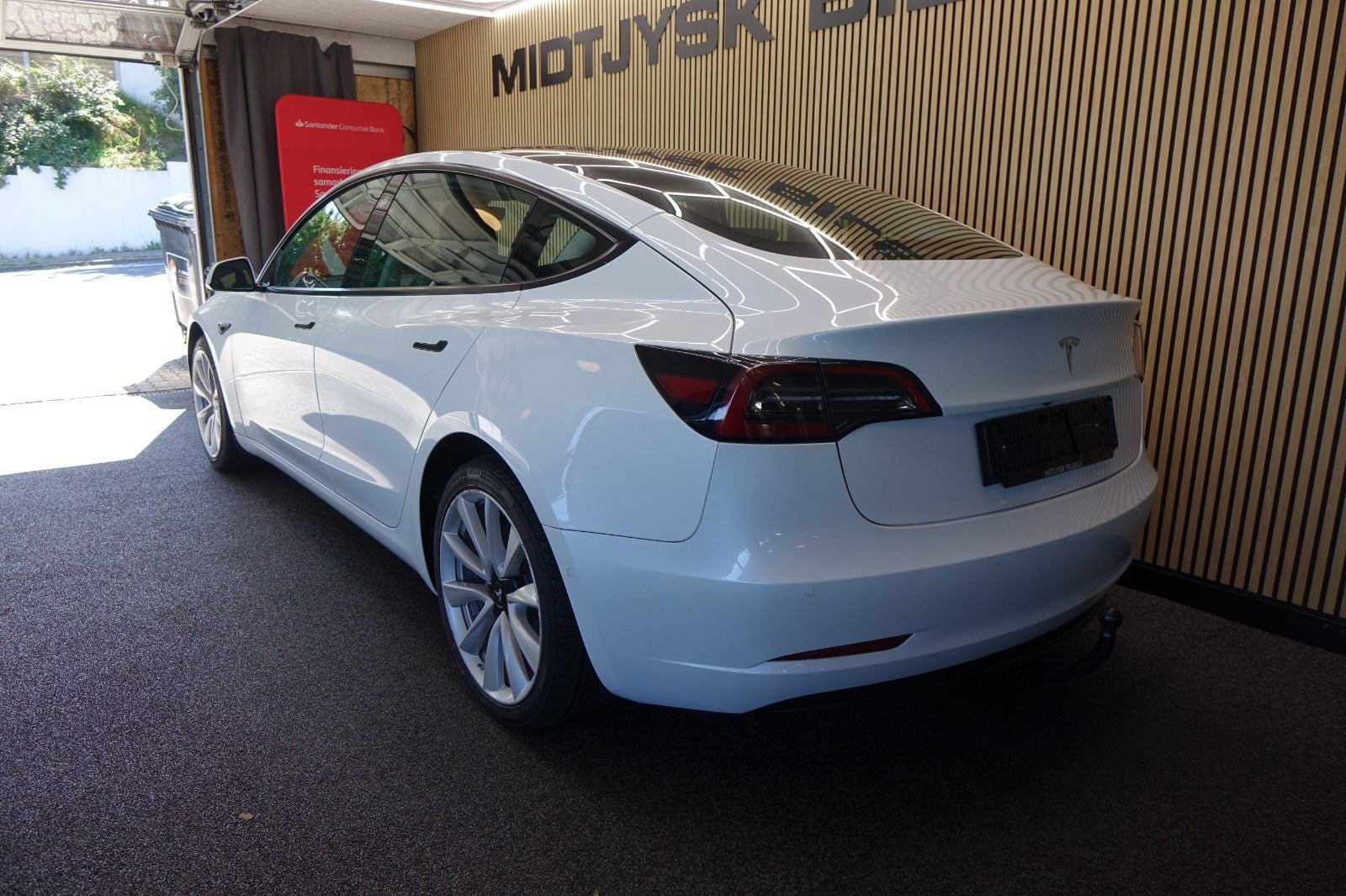 Hvid Tesla Model 3 fra 2023