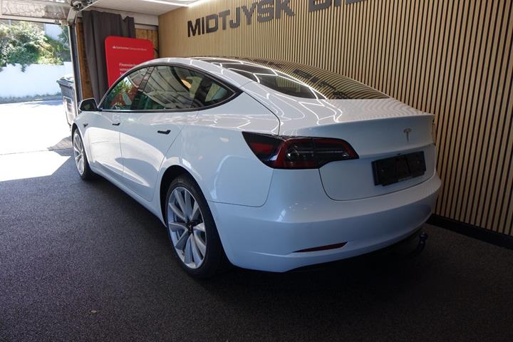 Hvid Tesla Model 3 fra 2023