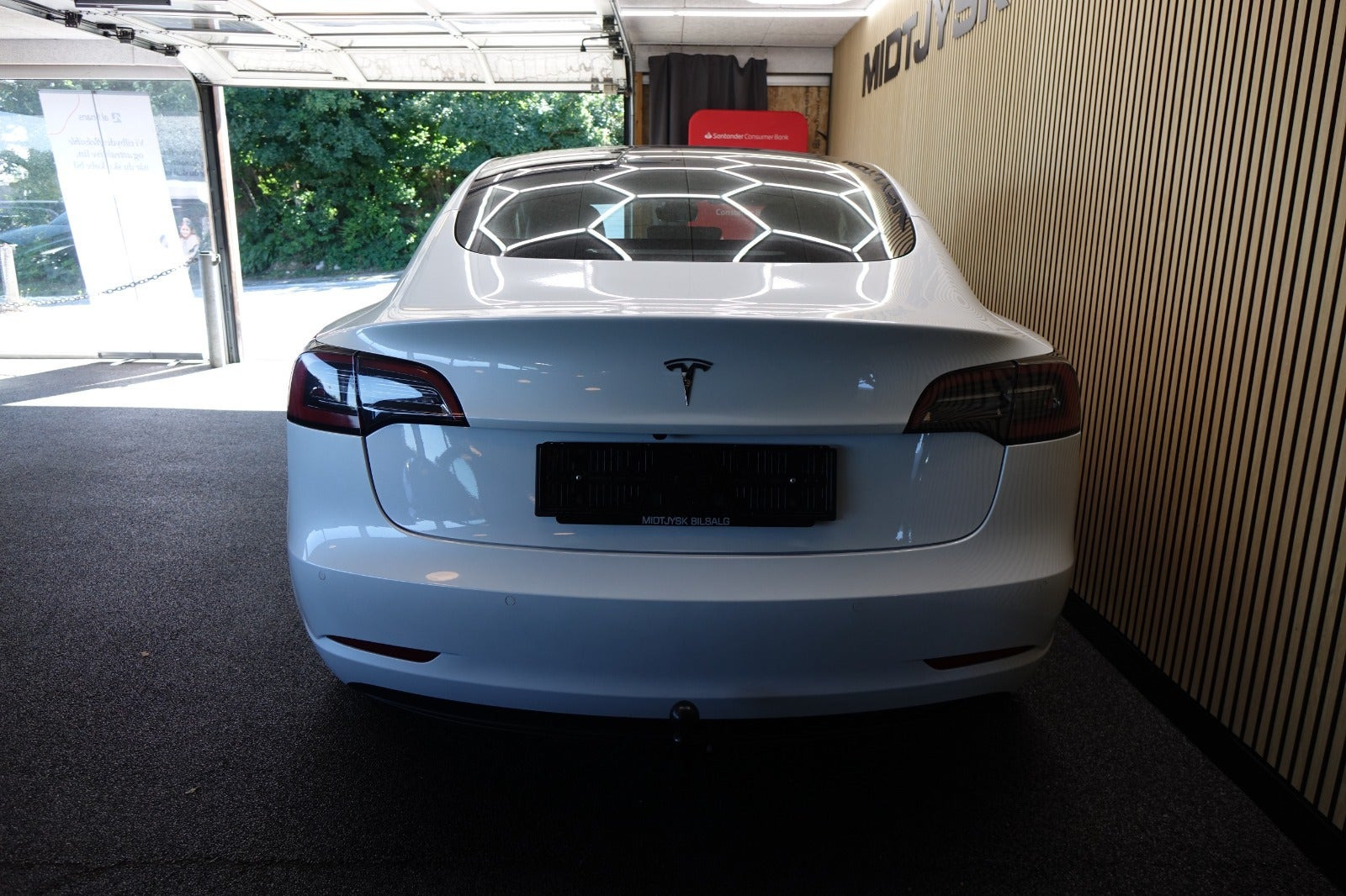 Hvid Tesla Model 3 fra 2023