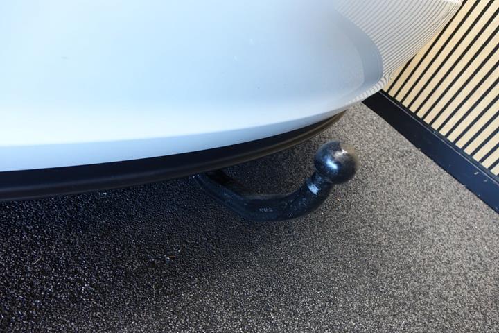 Hvid Tesla Model 3 fra 2023