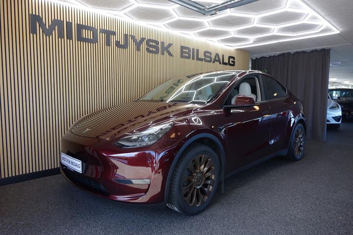 Rød Tesla Model Y fra 2023