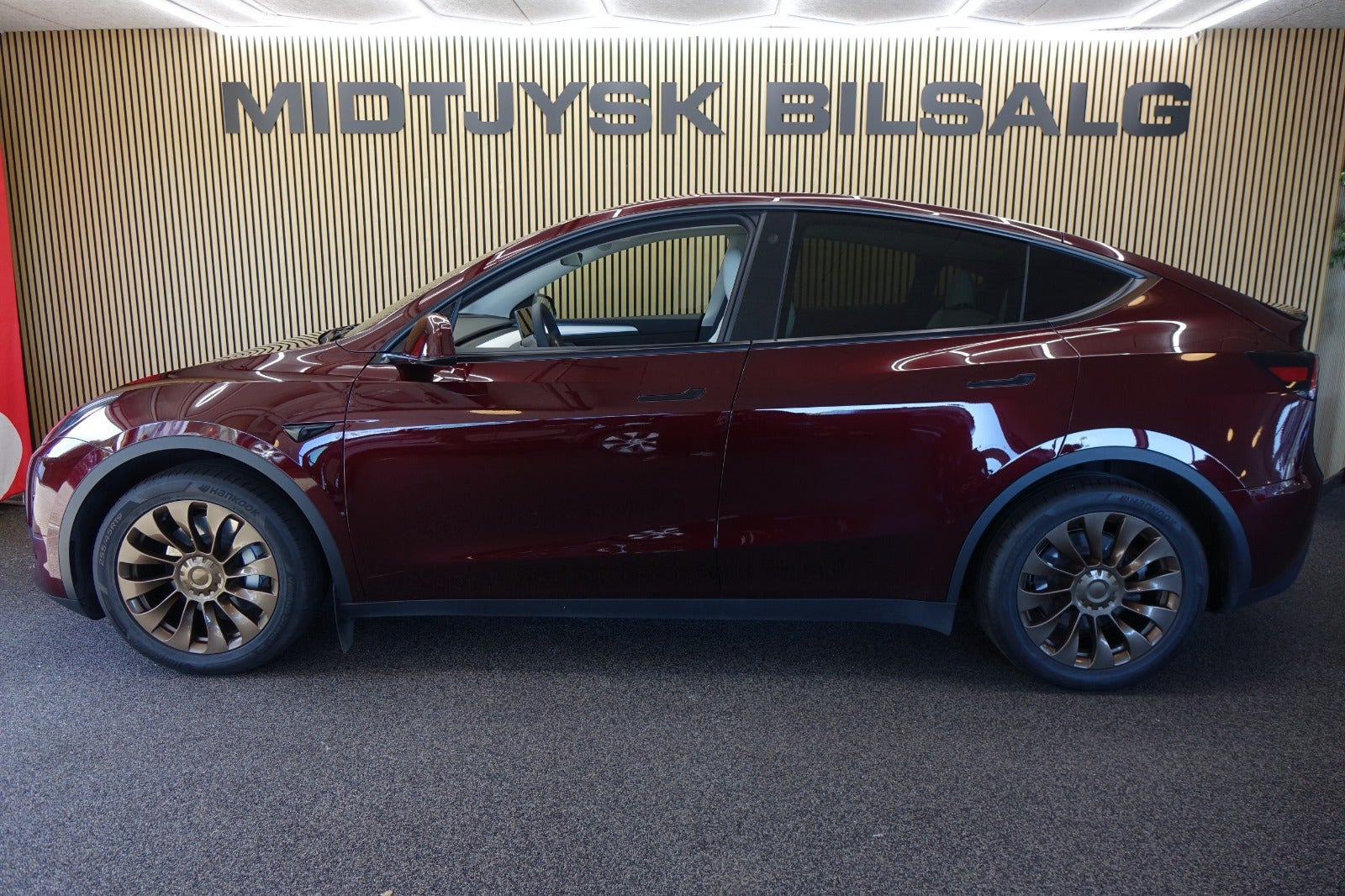 Rød Tesla Model Y fra 2023