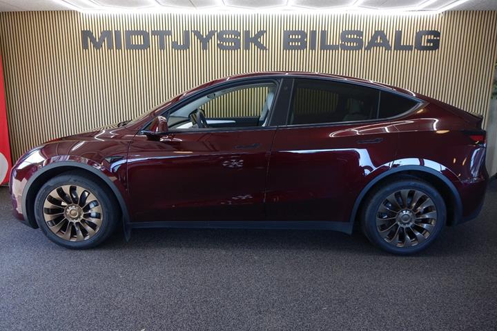 Rød Tesla Model Y fra 2023