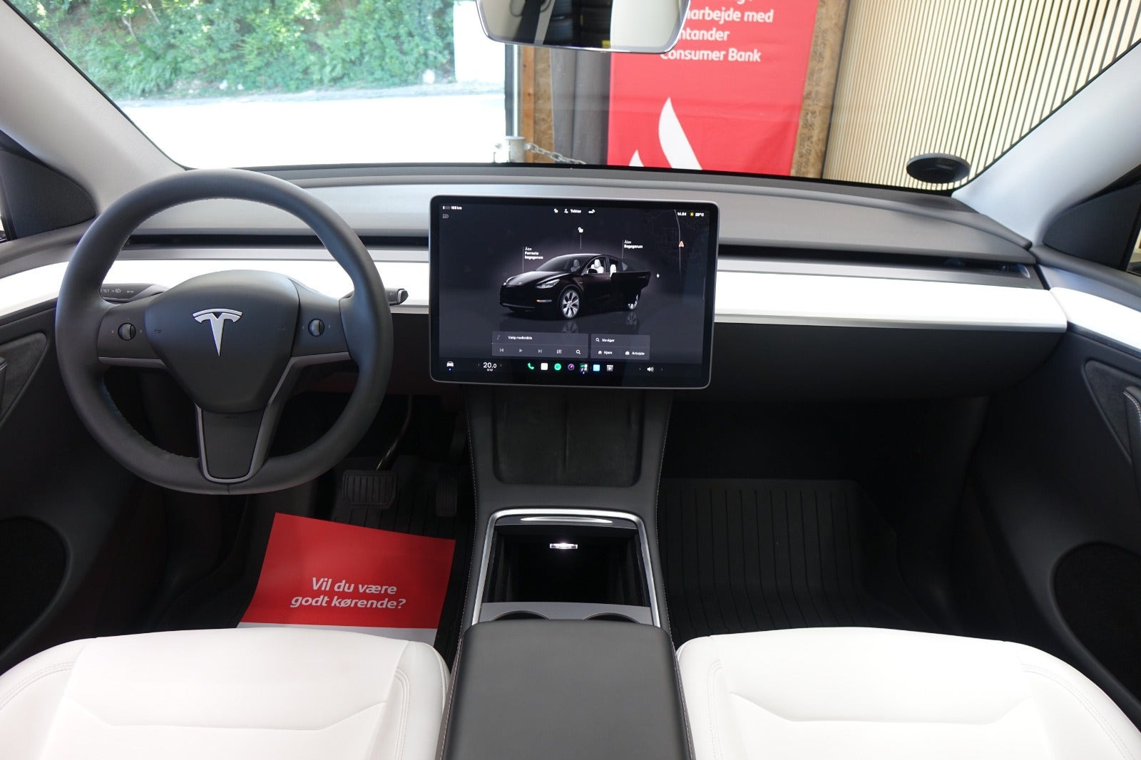 Rød Tesla Model Y fra 2023