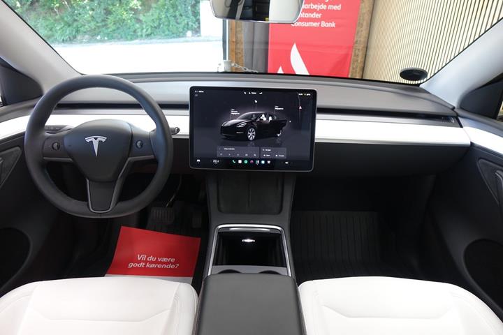Rød Tesla Model Y fra 2023