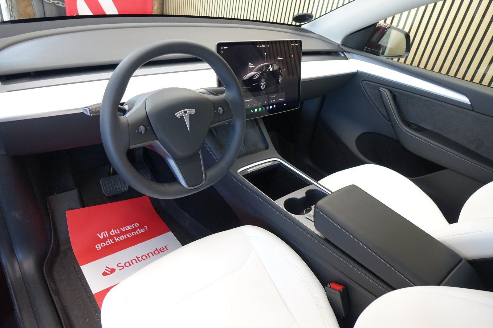 Rød Tesla Model Y fra 2023