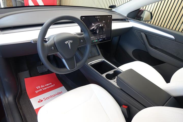 Rød Tesla Model Y fra 2023