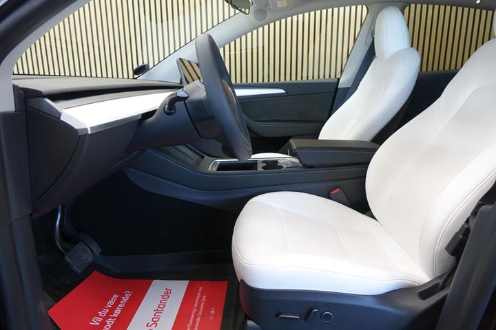 Rød Tesla Model Y fra 2023