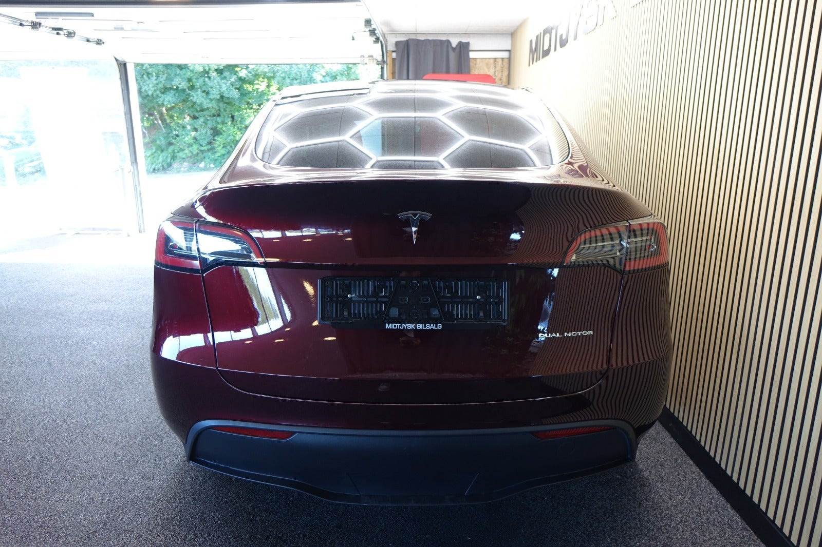 Rød Tesla Model Y fra 2023