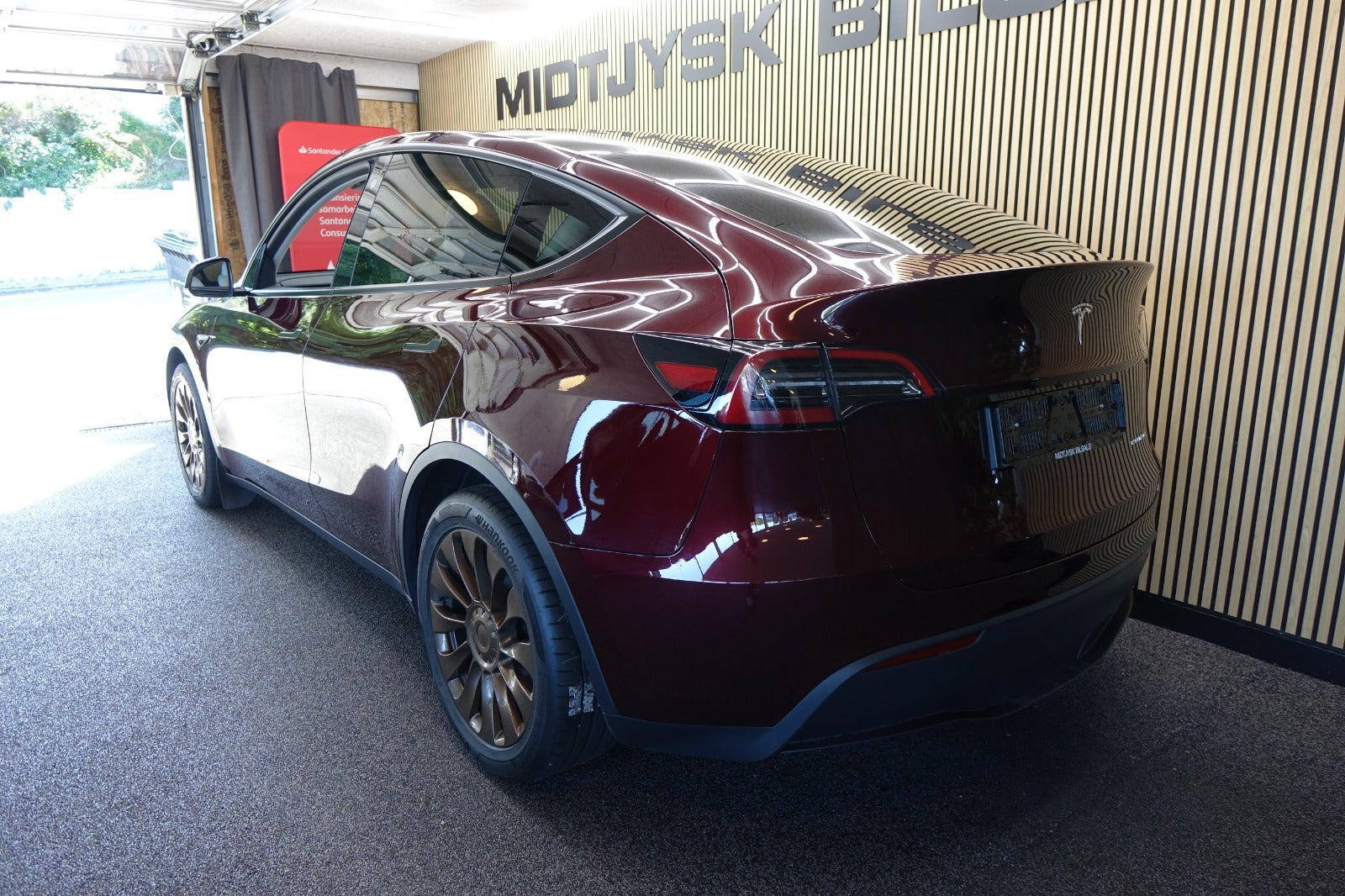 Rød Tesla Model Y fra 2023