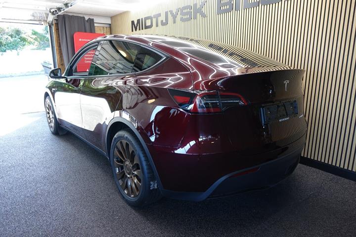 Rød Tesla Model Y fra 2023
