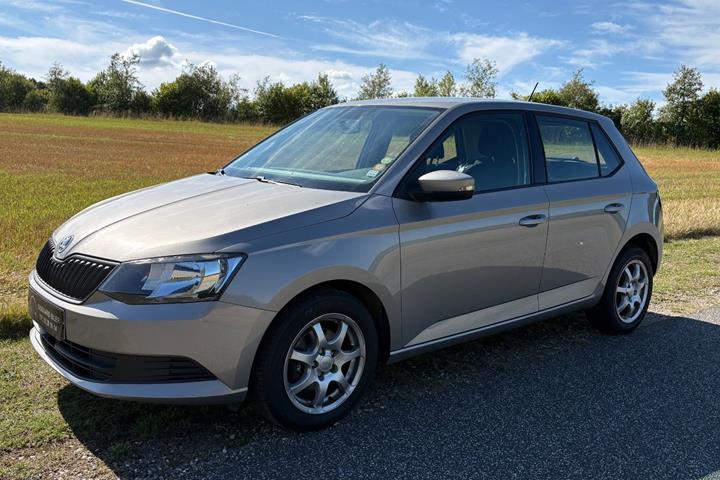 Orange Skoda Fabia fra 2018 set udefra