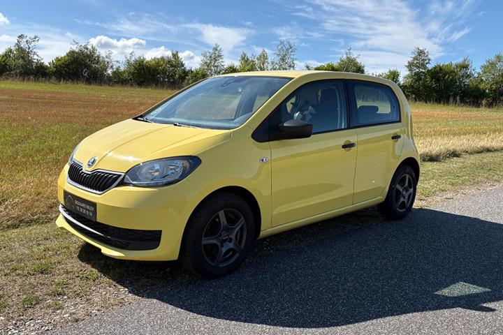 Gul Skoda Citigo fra 2019 set udefra