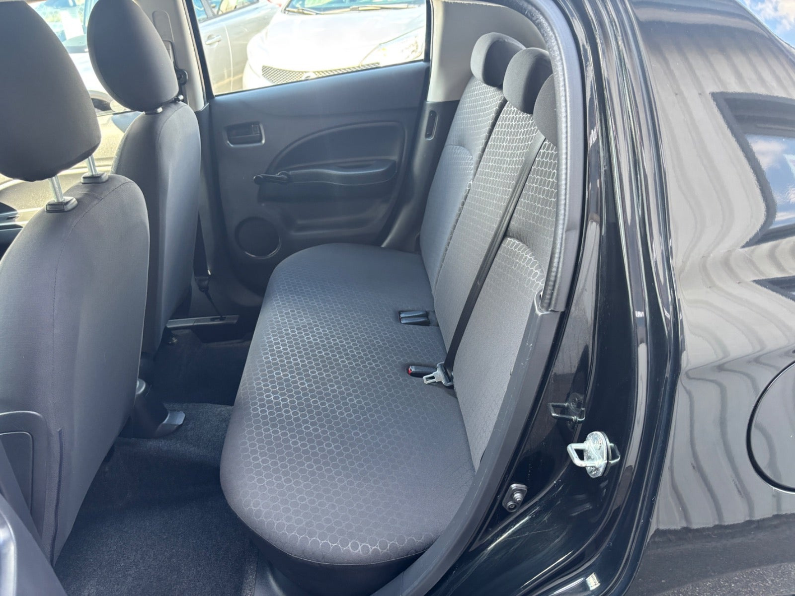 Sort Mitsubishi Space Star fra 2014