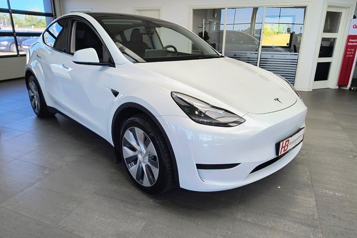 Hvid Tesla Model Y fra 2023