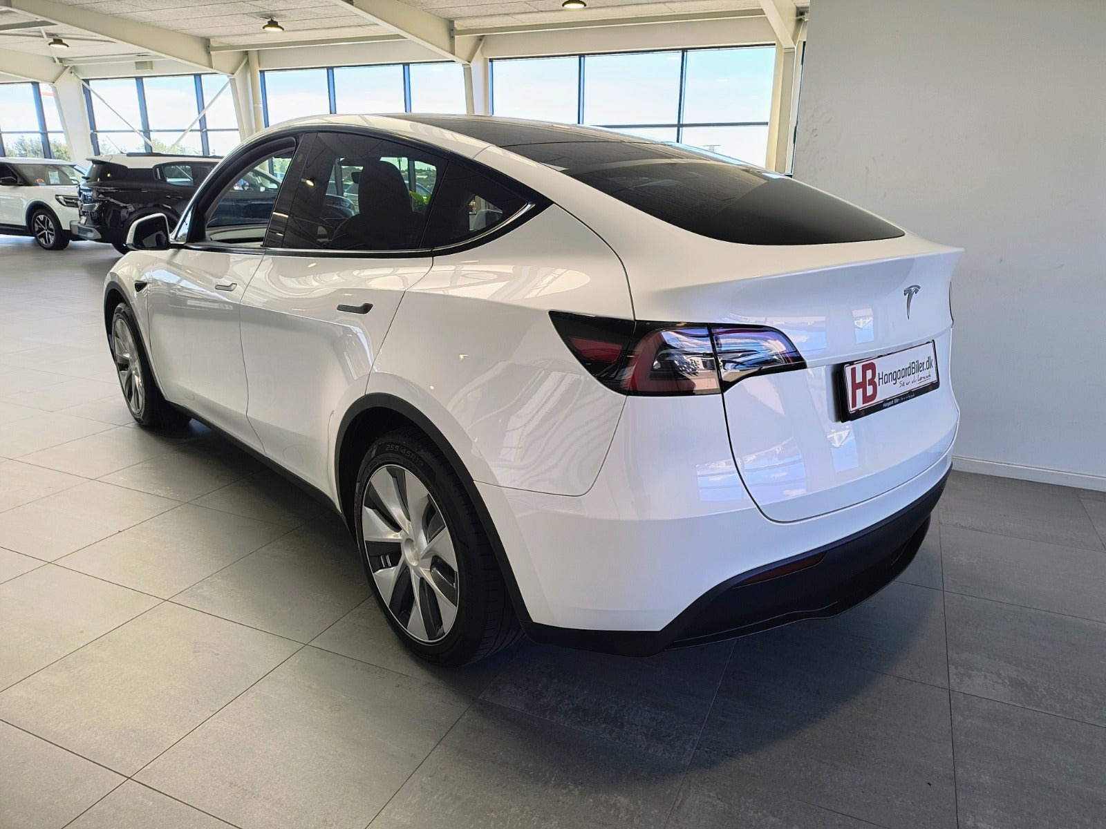 Hvid Tesla Model Y fra 2023