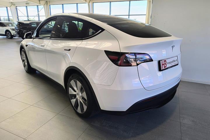 Hvid Tesla Model Y fra 2023