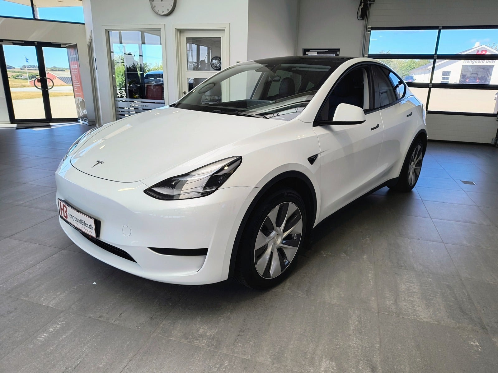 Hvid Tesla Model Y fra 2023