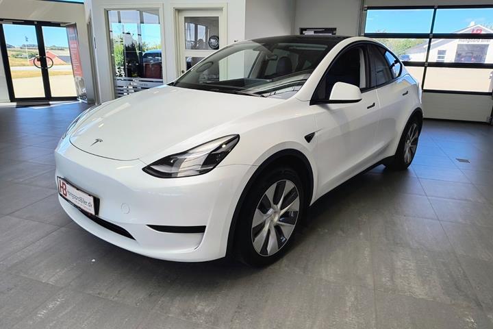 Hvid Tesla Model Y fra 2023