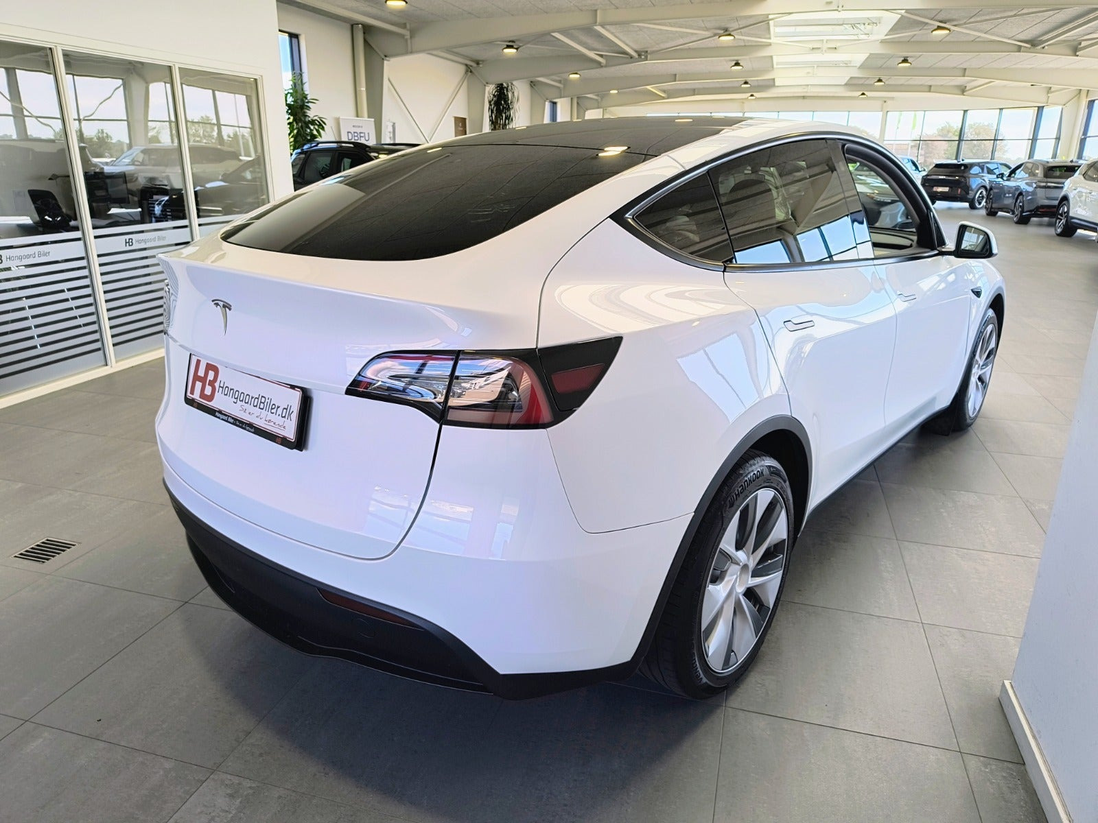 Hvid Tesla Model Y fra 2023