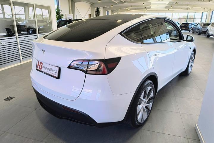 Hvid Tesla Model Y fra 2023