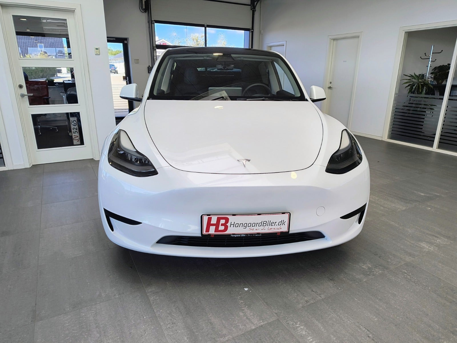 Hvid Tesla Model Y fra 2023