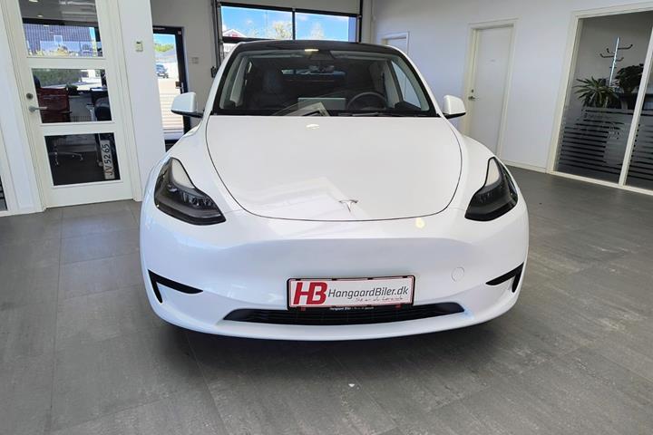 Hvid Tesla Model Y fra 2023