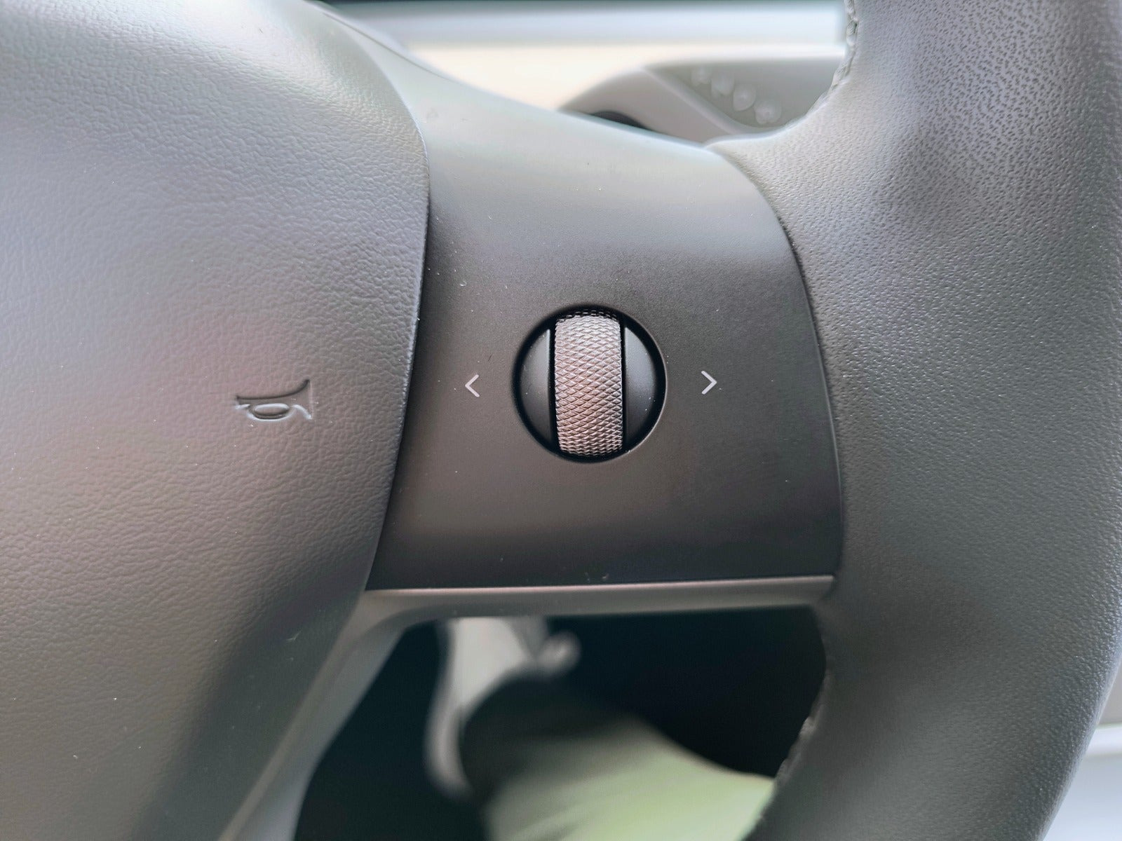 Hvid Tesla Model Y fra 2023