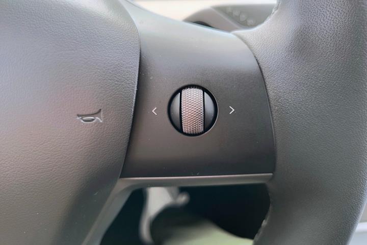 Hvid Tesla Model Y fra 2023