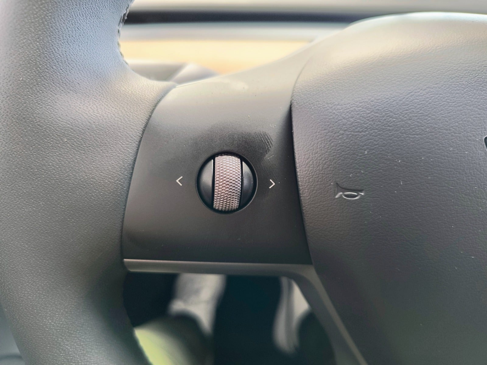 Hvid Tesla Model Y fra 2023