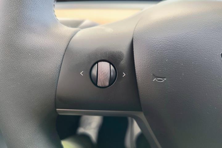 Hvid Tesla Model Y fra 2023