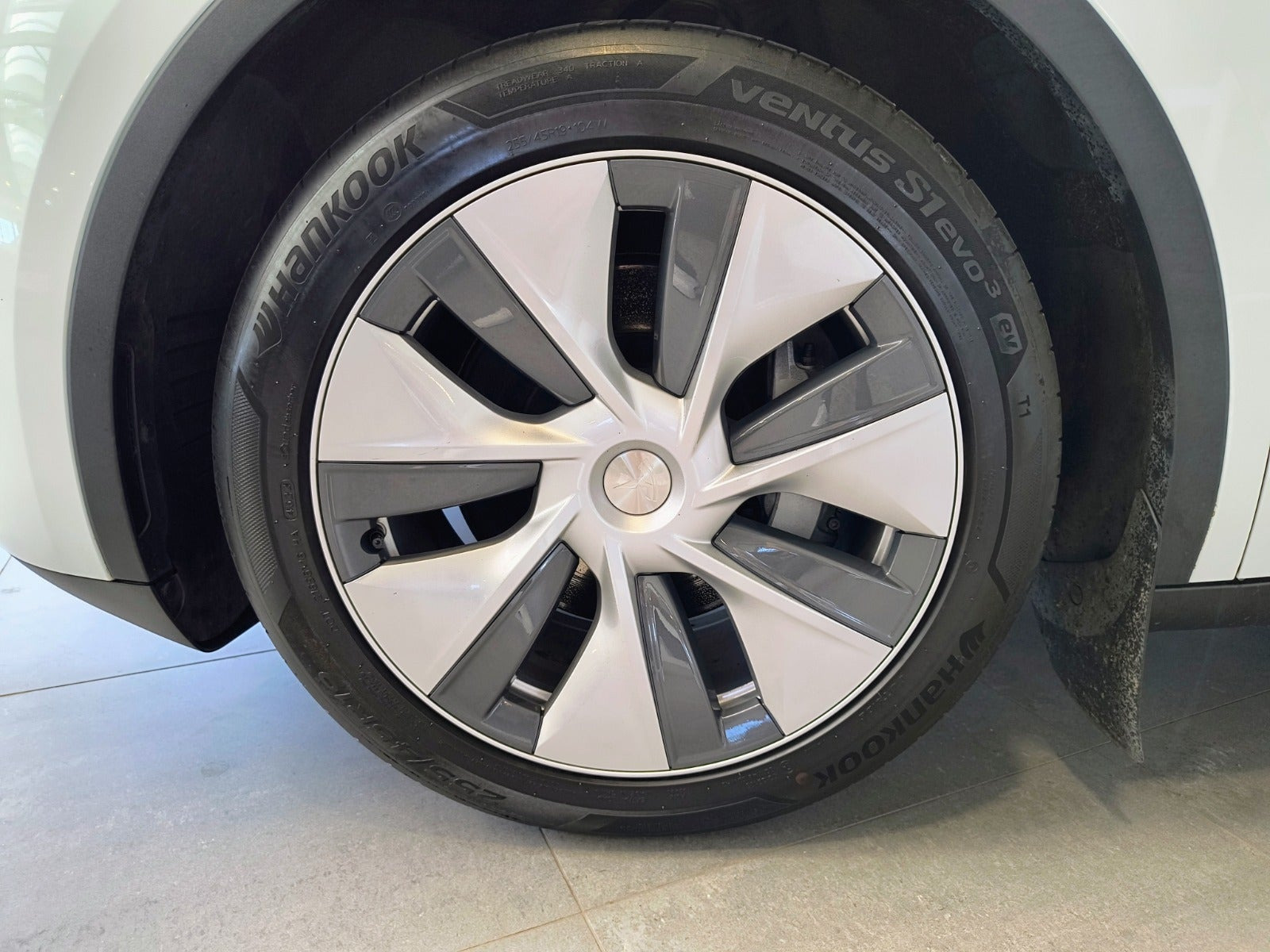 Hvid Tesla Model Y fra 2023