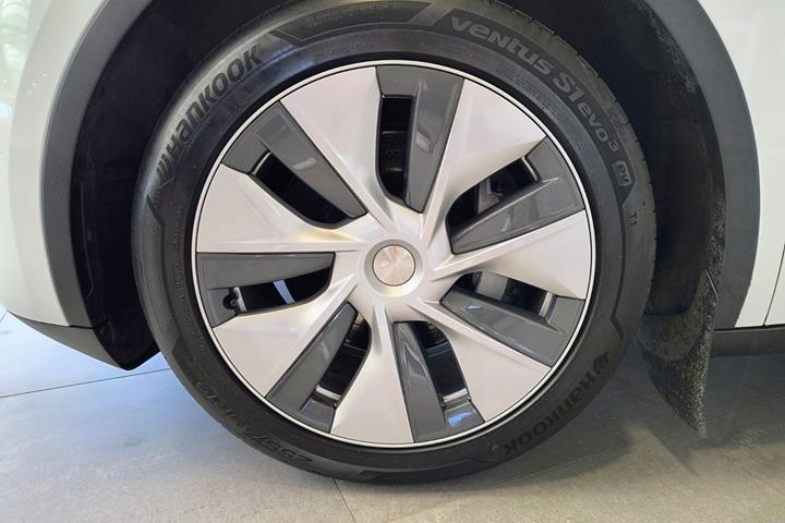Hvid Tesla Model Y fra 2023